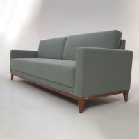 Sofá Morrigan 2 Lugares Almofadas Soltas Estrutura Madeira Eucalipto Design Exclusivo Acabamento Premium