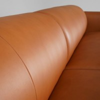 Sofá Ondine 2 Módulos em Couro Legítimo com Design Orgânico e Costuras Decorativas
