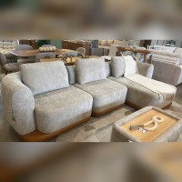 Sofá com Chaise Riley 3 Módulos Encosto com Almofadas Soltas Base em Composê