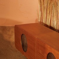 Sofá Table Sublime com Portas Detalhe Vidro Fusing Estrutura Lâmina de Madeira Pés Madeira Maciça Tauari