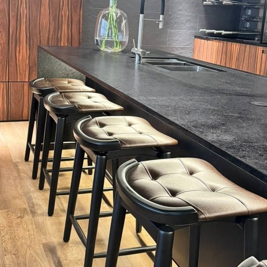 Banqueta Anna Assento Estofado Detalhe Amadeirado Estrutura Madeira