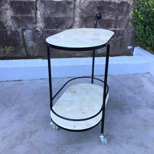 Carrinho Bar Aldren Tampo em Madeira Pintada Base em Madeira Marmorizada Estrutura Tubular em Aço Carbono com Rodízios de Silicone