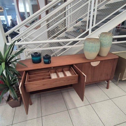 Buffet Arthemis Portas com Detalhes em Mármore Acabamento Lâmina Cinamomo Estrutura Madeira de Manejo