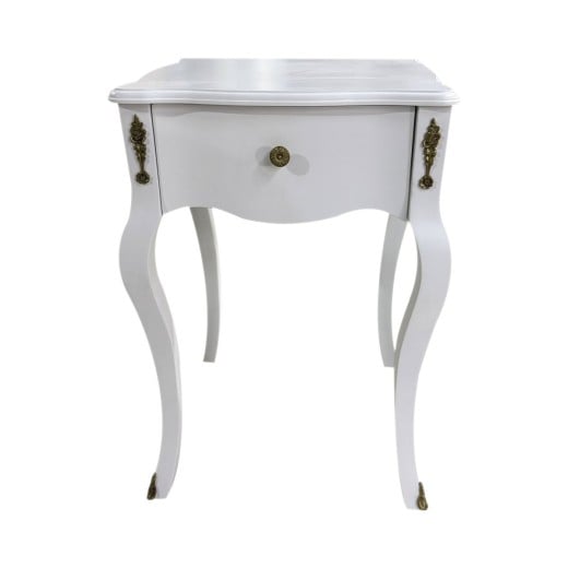 Mesa de Cabeceira Shefield com Gaveta Pés Luís XV Estrutura Madeira Maciça Pintura Laca e Apliques de Metal