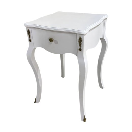 Mesa de Cabeceira Shefield com Gaveta Pés Luís XV Estrutura Madeira Maciça Pintura Laca e Apliques de Metal