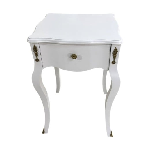 Mesa de Cabeceira Shefield com Gaveta Pés Luís XV Estrutura Madeira Maciça Pintura Laca e Apliques de Metal