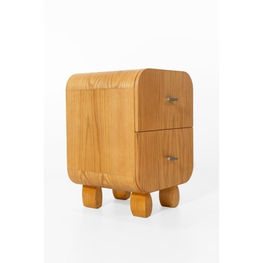 Mesa de Cabeceira Martini com 2 Gavetas em Lâmina de Madeira e Pés Esculpidos em Madeira Tauari Design by M7 Estúdio