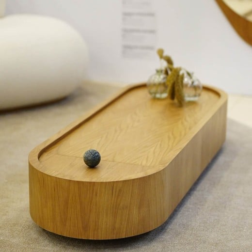Mesa de Centro Chelys Design Oblongo Estrutura em Lâmina de Madeira com Compartimento Interno Detalhe com Puxador em Pedra Natural