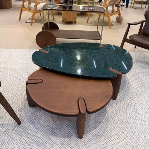 Mesa de Centro Faye Duo Pietre Redonda Tampo Madeira e Tampo Mármore Base Madeira Maciça Tauari Design by Studio 3 Design
