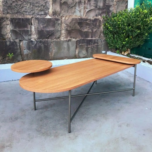 Mesa de Centro Hercule Tampo Oblongo em Vidro Pintado com Apoios em Madeira Estrutura em Aço Carbono com Pintura Epóxi