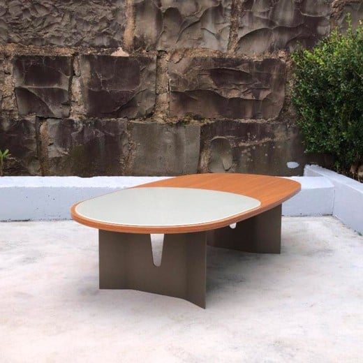 Mesa de Centro Hills Tampo Orgânico em Madeira com Detalhe em Vidro Pintado Estrutura em Chapa de Aço Carbono com Pintura Epóxi