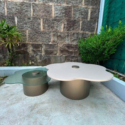 Mesa de Centro Lorys II Tampo Orgânico em Vidro Texturizado Base Cilíndrica em Aço Carbono com Pintura Epóxi 