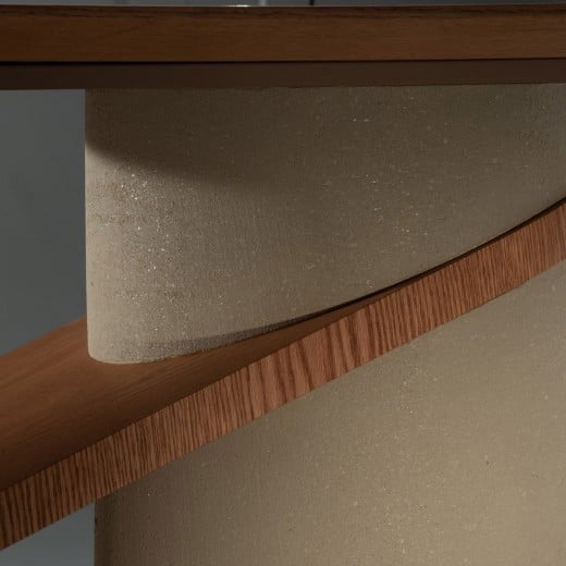 Mesa de Jantar Bellona Tampo Oblongo Estrutura em Lâmina de Carvalho Base Cilíndrica em Sabi Design by Ampezzan e Maciel Arquitetos
