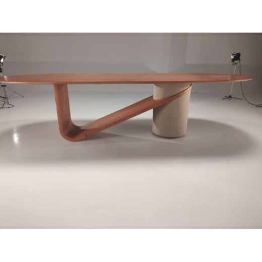 Mesa de Jantar Bellona Tampo Oblongo Estrutura em Lâmina de Carvalho Base Cilíndrica em Sabi Design by Ampezzan e Maciel Arquitetos