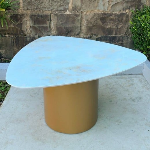 Mesa de Jantar Mila Tampo Orgânico em Vidro Marmorizado Base Cilíndrica em Aço Carbono com Pintura Epóxi
