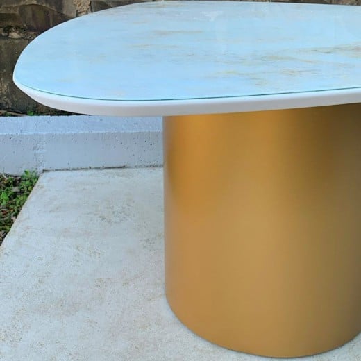 Mesa de Jantar Mila Tampo Orgânico em Vidro Marmorizado Base Cilíndrica em Aço Carbono com Pintura Epóxi