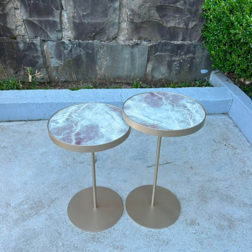 Mesa Lateral Castilla Redonda Tampo Madeira com Aro Metálico Haste e Base Disco em Aço Carbono com Pintura Epóxi 