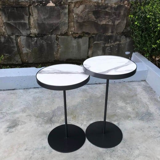 Mesa Lateral Castilla Redonda Tampo Madeira com Aro Metálico Haste e Base Disco em Aço Carbono com Pintura Epóxi 