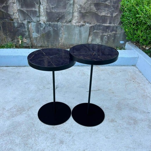 Mesa Lateral Castilla Redonda Tampo Madeira com Aro Metálico Haste e Base Disco em Aço Carbono com Pintura Epóxi 
