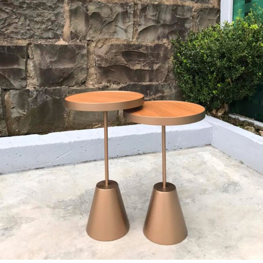 Mesa Lateral Emona Redonda Tampo Madeira com Aro Metálico Haste e Base Cônica Aço Carbono com Pintura Epóxi 
