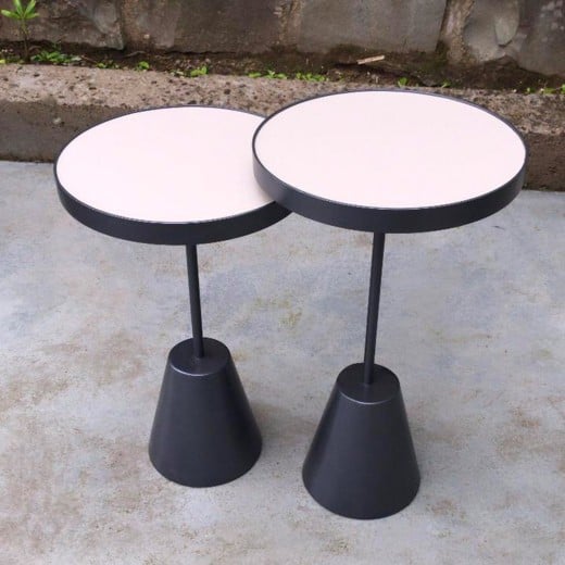 Mesa Lateral Emona Redonda Tampo Madeira com Aro Metálico Haste e Base Cônica Aço Carbono com Pintura Epóxi 