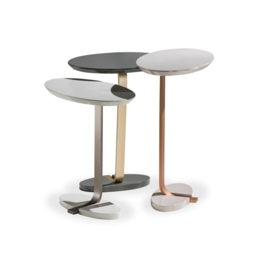Mesa de Apoio para Sofá Vihe Tampo e Base com Design Oval e Haste em Alumínio Metalizado Design by Ampezzan e Maciel Arquitetos