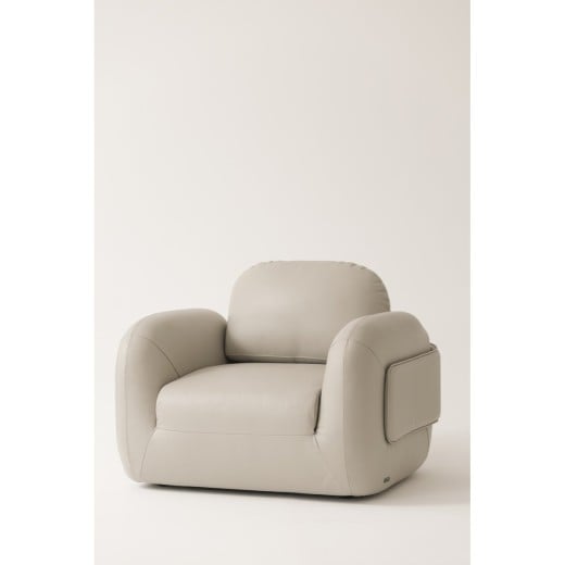 Poltrona Avel em Couro Legítimo com Aplique Acolchoado Sobreposto e Detalhe Metálico Design by Estúdio Galho