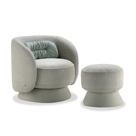 Poltrona Nusa Giratória com Puff Estofada com Almofada Lombar e Base Revestida Design by Stúdio +A!