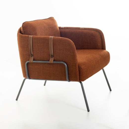 Poltrona Synde Multilaminado Estofado Detalhes em Alças de Couro Ecológico e Debrum Estrutura em Aço Carbono Pintado Design by YE Design