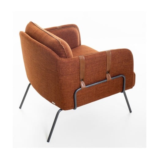 Poltrona Synde Multilaminado Estofado Detalhes em Alças de Couro Ecológico e Debrum Estrutura em Aço Carbono Pintado Design by YE Design