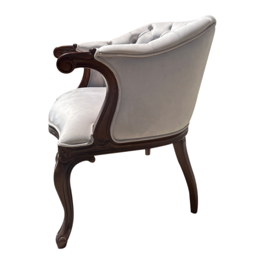 Poltrona Victoire Capitonê Pés Luís XV Entalhada Madeira Maciça Design Artesanal de Luxo