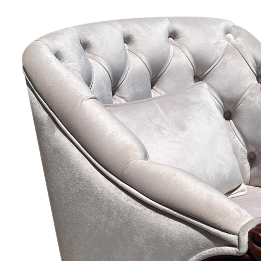 Poltrona Victoire Capitonê Pés Luís XV Entalhada Madeira Maciça Design Artesanal de Luxo