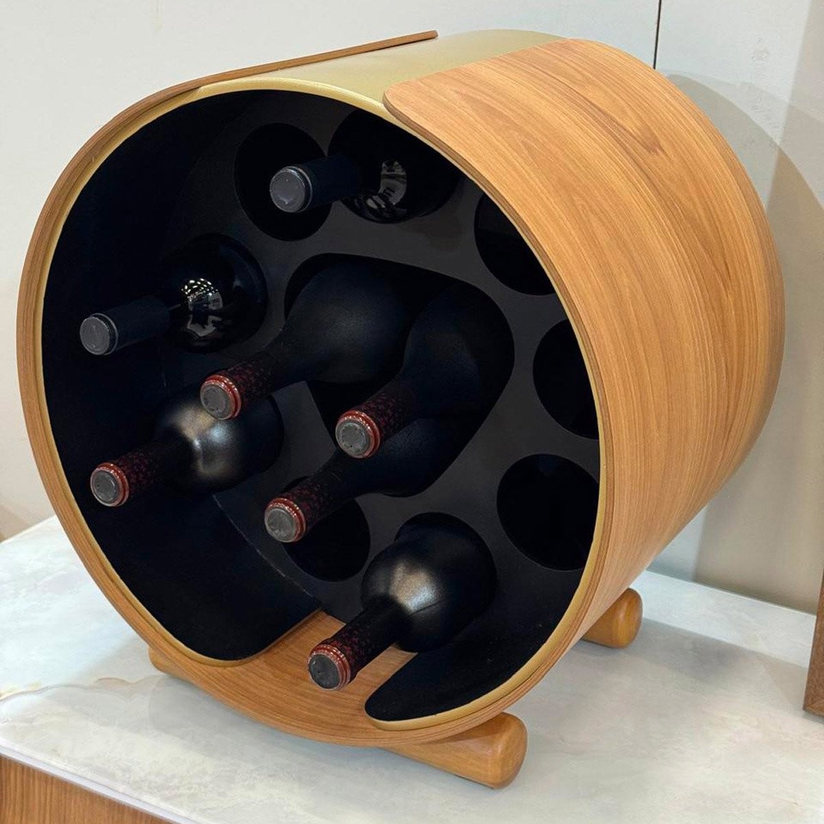 Adega Bacchus Design Redondo Estrutura com Laminado Melamínico e Detalhe Metalizado
