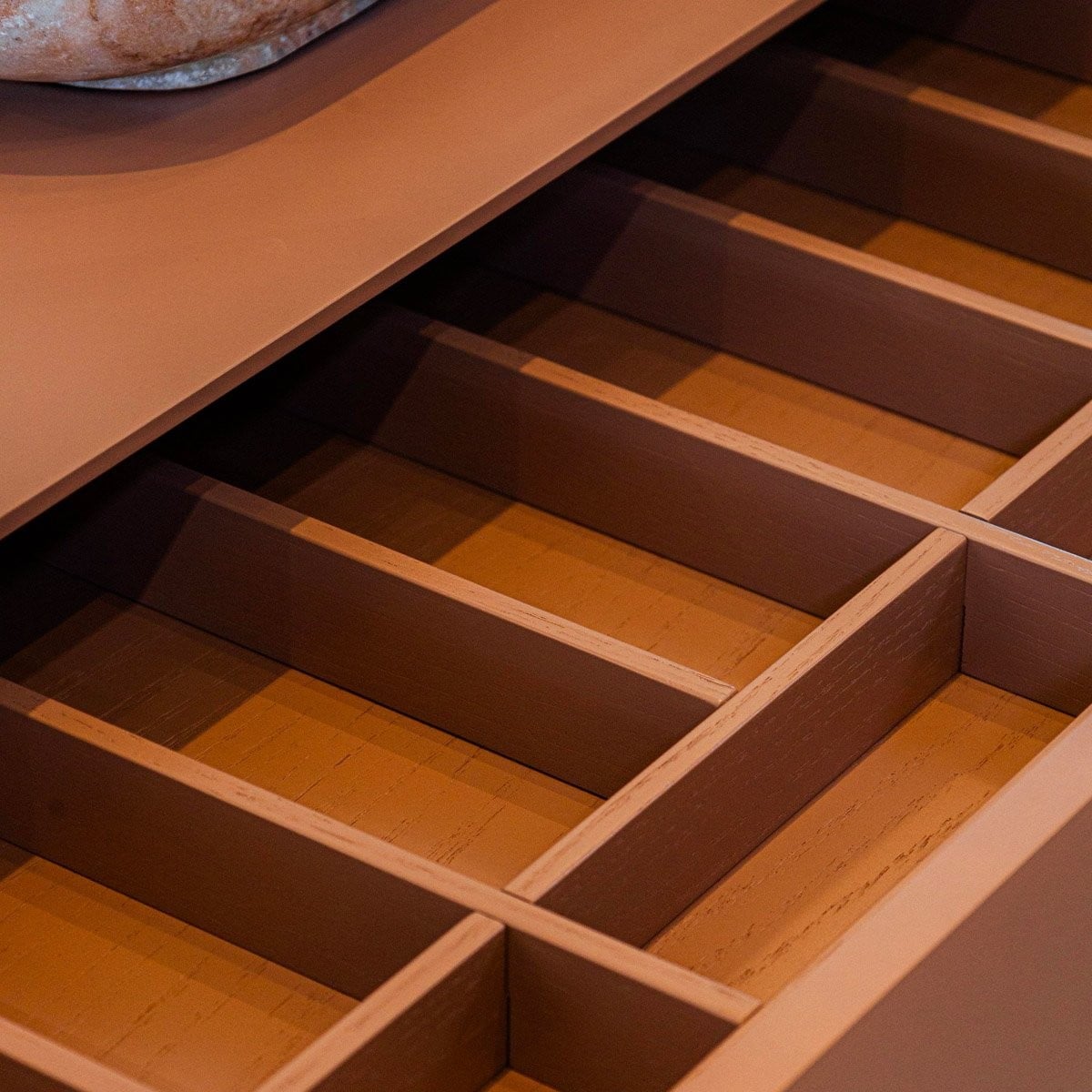 Buffet Khepri 4 Portas Estrutura e Detalhes em Laca Metalizado Design by Ampezzan e Maciel Arquitetos