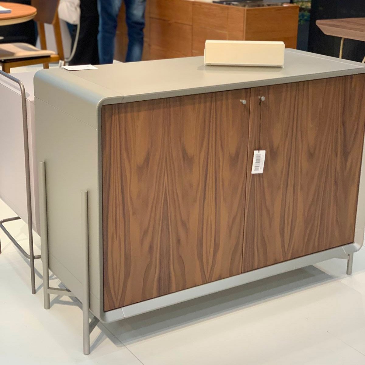 Buffet Lithos 2 Portas em Lâmina de Carvalho com Gaveta Interna Estrutura Externa em Pintura Laca Pés Metalizados Design by Walter Cuco