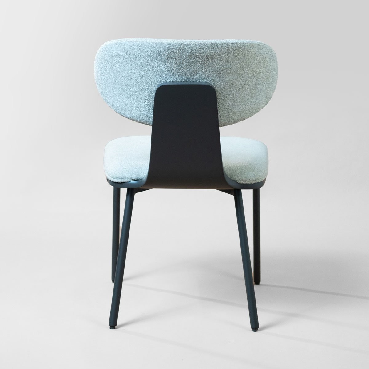 Cadeira Théya Encosto Curvo com Aplique em Madeira Estrutura em Multilaminado Pés em Metal Design by Pedro Mendes