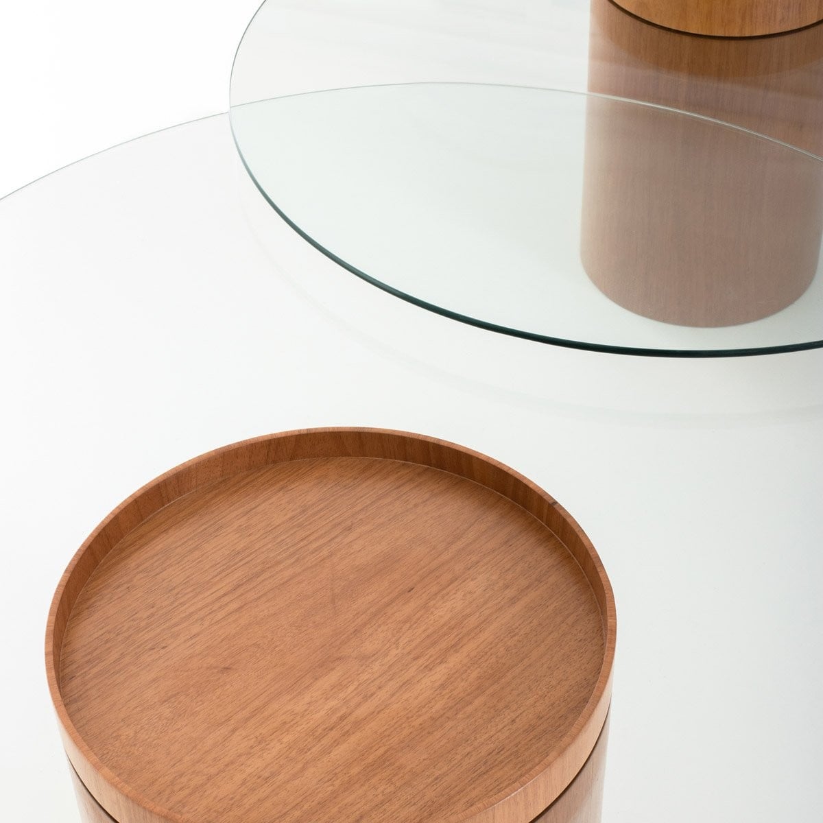 Mesa de Centro Leevy Tampo de Vidro Base Lâmina Natural de Madeira Design by Lucas Pasterchak
