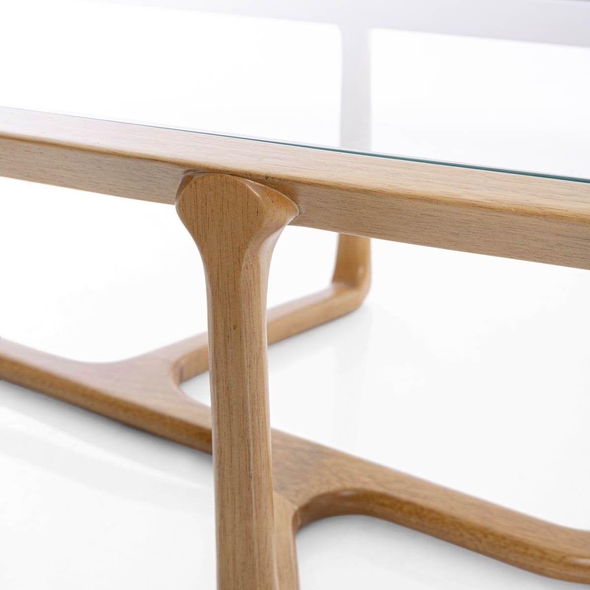 Mesa de Centro Pisthacci Tampo de Vidro Estrutura Madeira Maciça by Asa Design Studio
