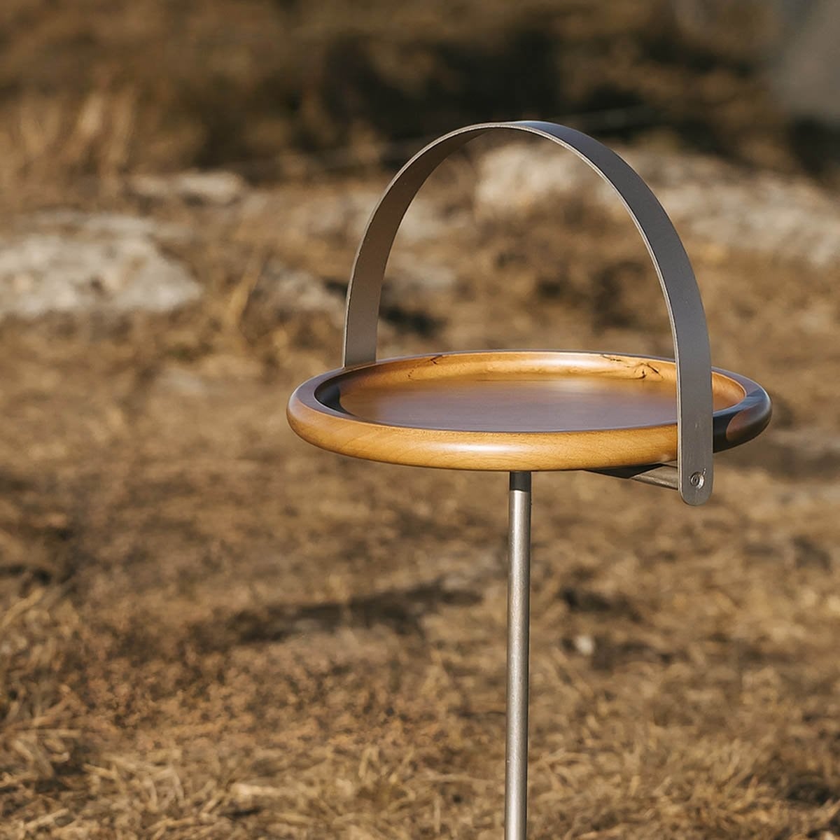 Mesa Lateral Mayhuel Redonda Tampo e Base em Madeira Maciça Haste Metal Alça com Detalhe em Tecido Design by Ye Design