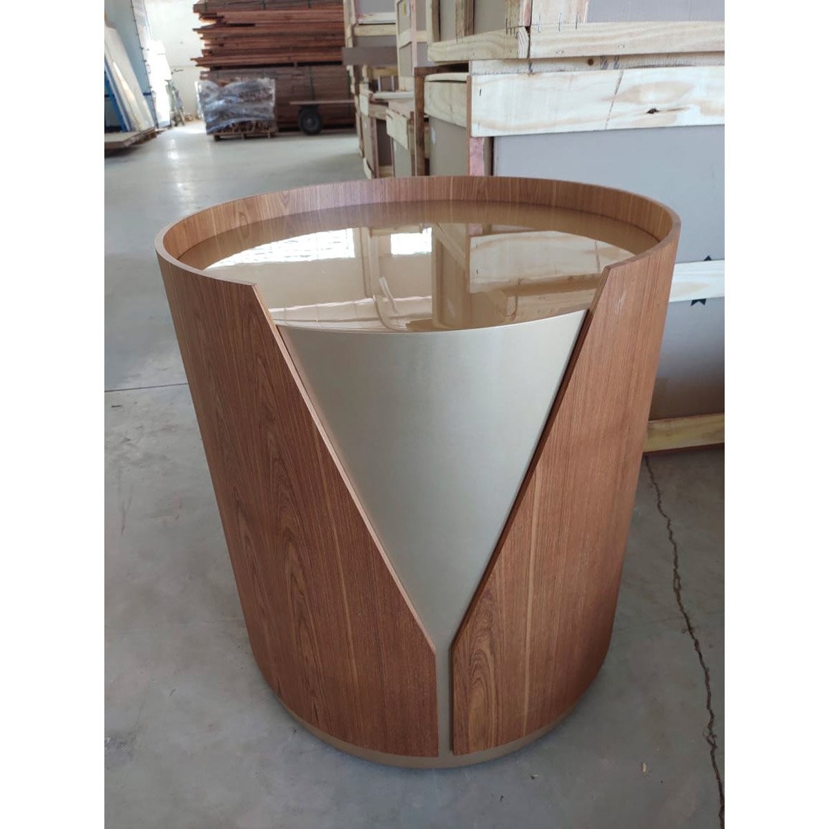 Mesa Lateral Ziggyo Design Cilíndrico com Interior Metalizado e Exterior em Lâmina de Carvalho 