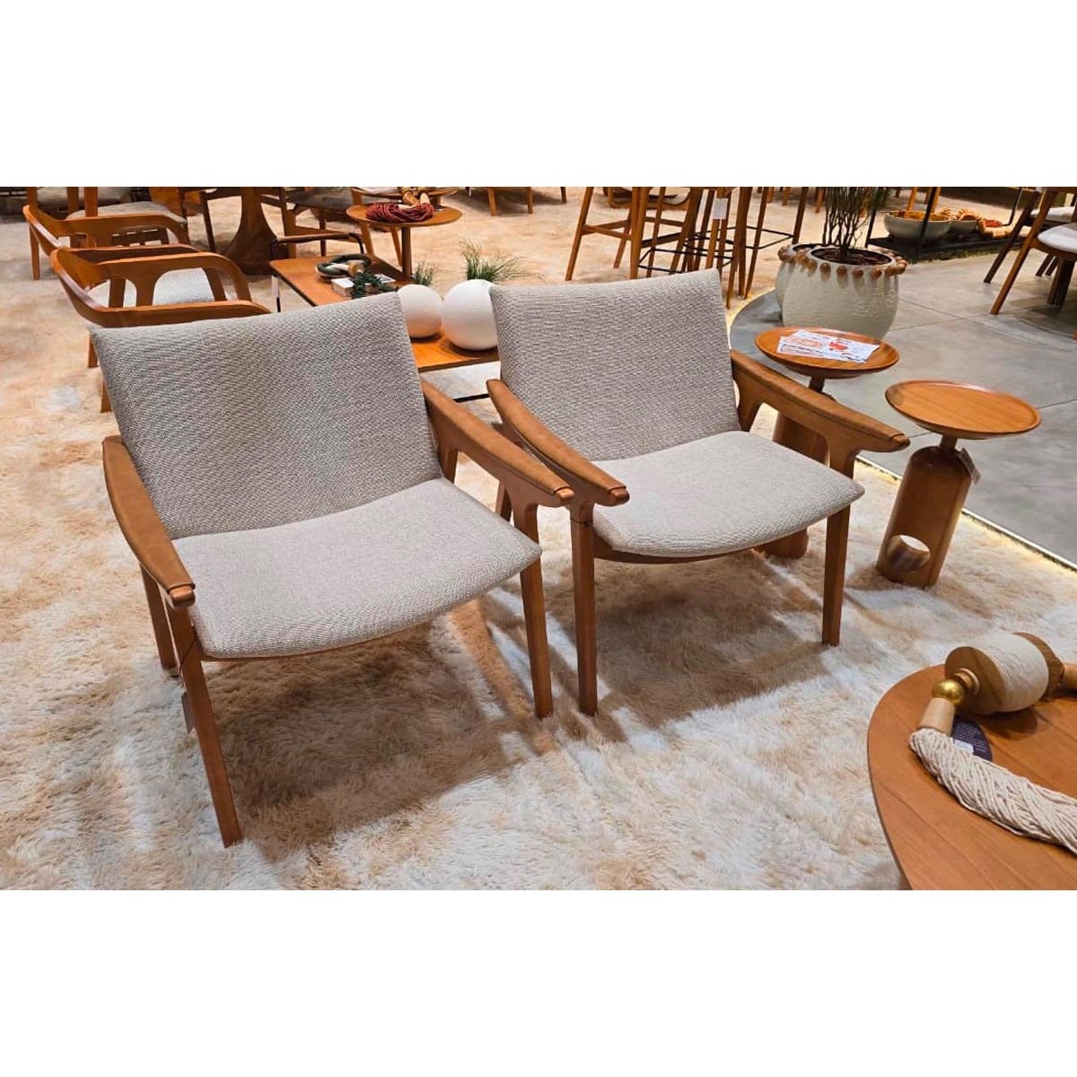 Poltrona Astery Estofada Braço em Madeira com Apoio Estofado Estrutura em Madeira Eucalipto Design Emerson Borges
