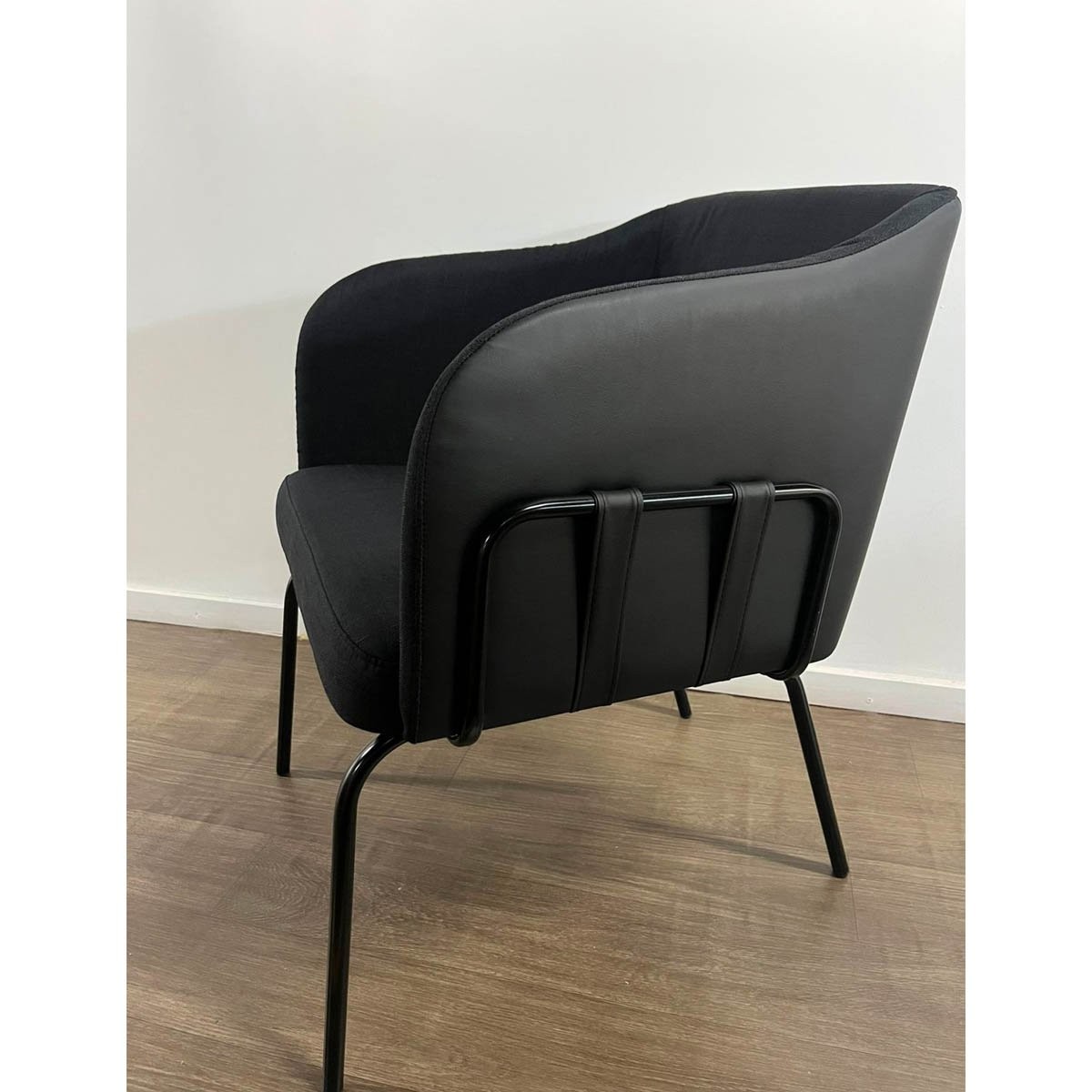 Poltrona Maki Detalhes Laterais com Cintas Pés Aço Carbono Design Contemporâneo