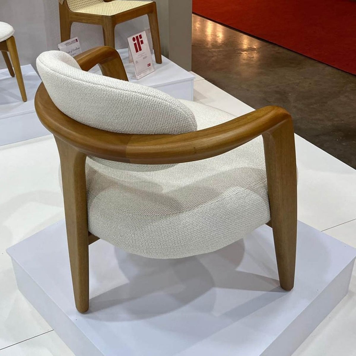 Poltrona Sam Assento Estofado Encosto e Estrutura Madeira Maciça Jequitibá Design Exclusivo by Juliano Schimidt