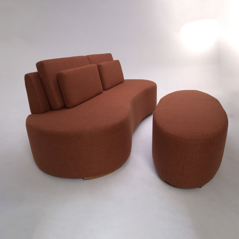 Sofá com Puff Hathor 2 Lugares Encosto e Almofadas Soltas Estrutura Madeira Eucalipto Design Exclusivo Acabamento Premium