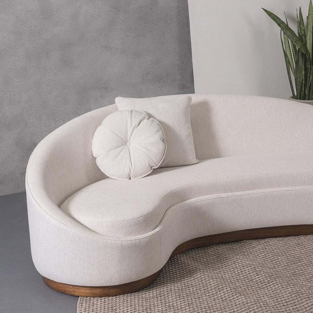 Sofá Elyadde Design Orgânico com Almofadas Decorativas Base Acabamento Lâmina Cinamomo